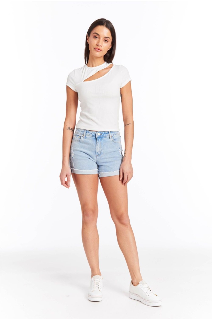 Women Tractr Mid Rise | Brittany - Roll Cuff Raw Hem Short In Light Indigo